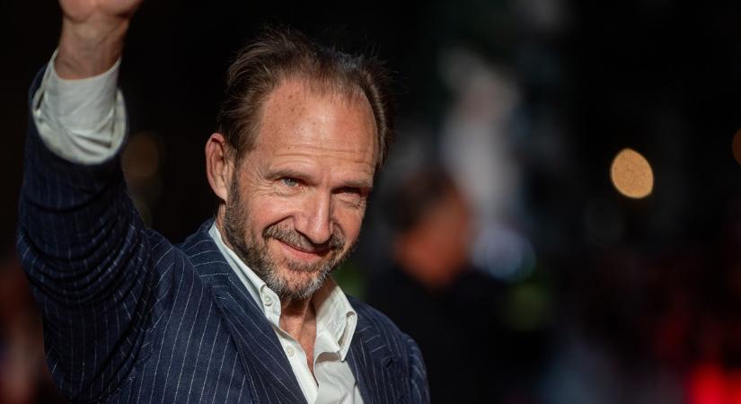 Ralph Fiennes Voldemort után újabb főgonosz bőrébe bújik: Snow elnökként hódítja meg a vásznat