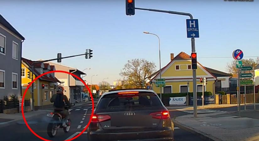 Videó: fékezés nélkül hajtott át a motoros a piroson