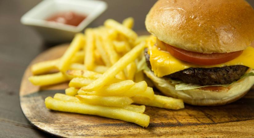 Üzenet a hamburger alatt: döbbenetes cetlit talált a gyorséttermi vásárló