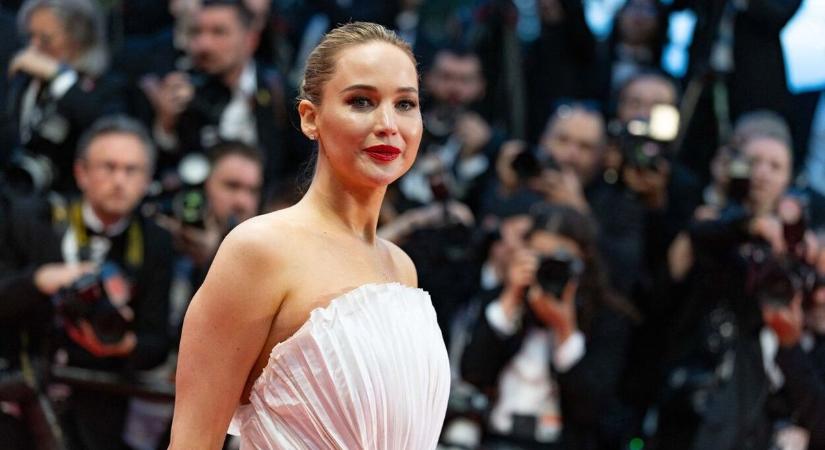 Jennifer Lawrence másfél hónappal szülése után is bombaformában libbent be Cannes-ba – Galéria