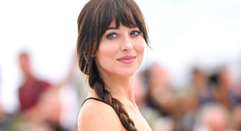 Dakota Johnson olyan pucérruhában mutatkozott, hogy csak pislogunk