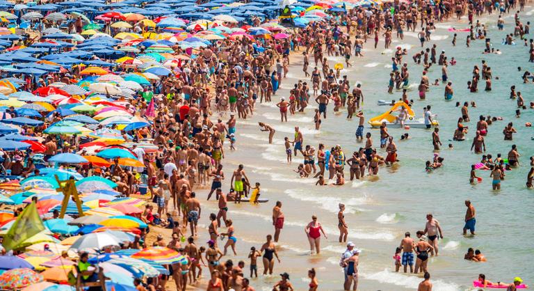 Turistaáradat ellen lázad Spanyolország: 66 ezer Airbnb-lakás kerülhet feketelistára