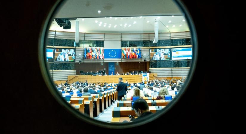 Sürgős vitát rendez az Európai Parlament az „átláthatósági” törvényről