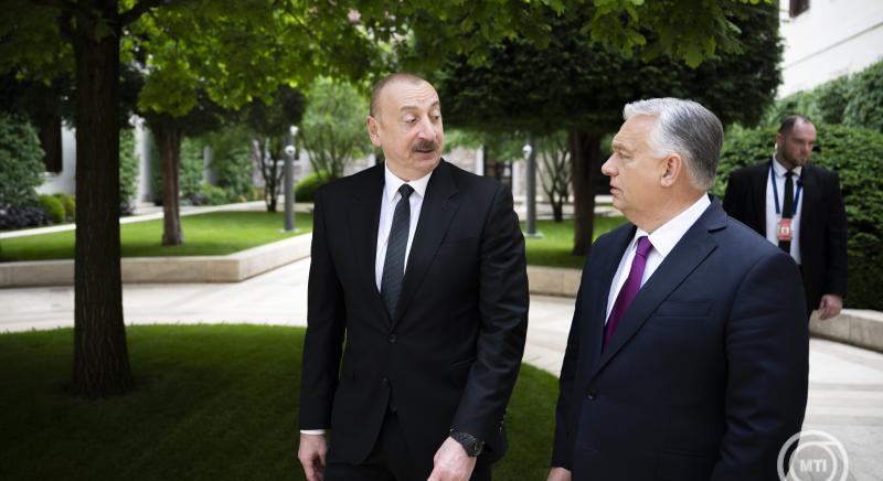 Michelin-csillagos étteremben vacsorázott Orbán Viktor, amíg a parlamentben az átláthatósági törvényről szavaztak