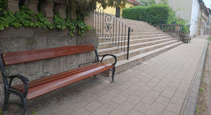 Tovább szépül Eger, újabb utcabútorokat újítottak fel