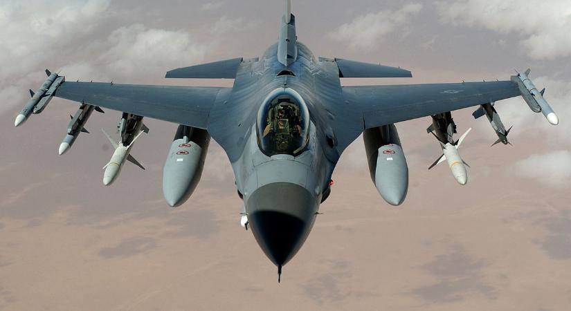Ukrán F–16-os vadászgéppilóták képeznek Csehországban
