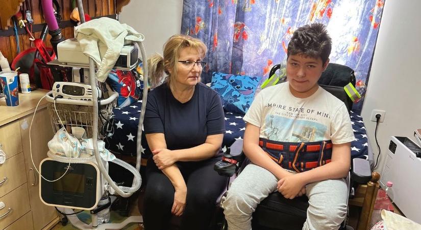 "Nem volt más választásom" - utcára teszik a gyógyíthatatlan beteg Krisztiánt és édesanyját