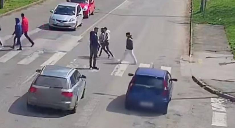 Gyerekek között rombolt át a zebrán Ózdon – nem értette, hogy mi ezzel a baj