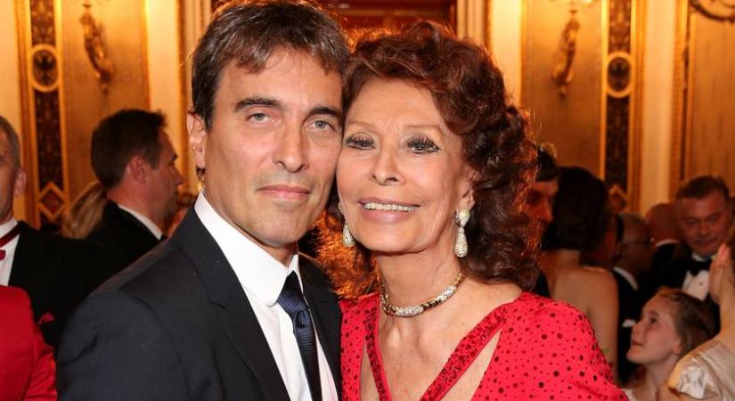 Sophia Loren fia és szép menyasszonya szerelmesen bújtak össze: magyar feleségével már rég nincsenek együtt