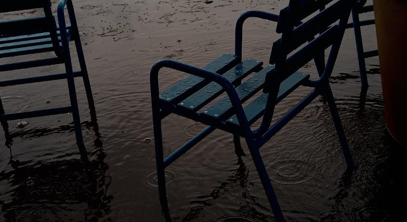 Zivatarokkal érkezik a vihar – a fél országra figyelmeztetést adtak ki
