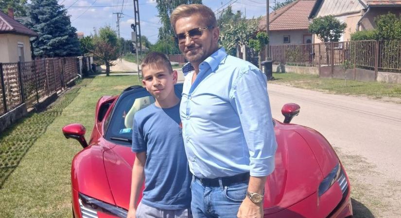 A világ legmenőbb taxijával zúzott suliba a sárbogárdi fiú