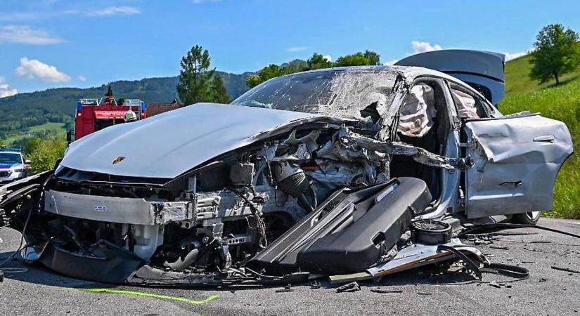 Elektromos Porsche luxusautó tört rommá Ausztriában egy balesetben