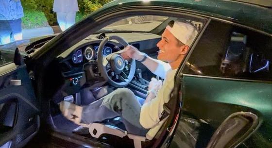 Monacói villantás: Norris új Porschéval, Sainz ritka Ferrarival ment közös vacsorára – videó