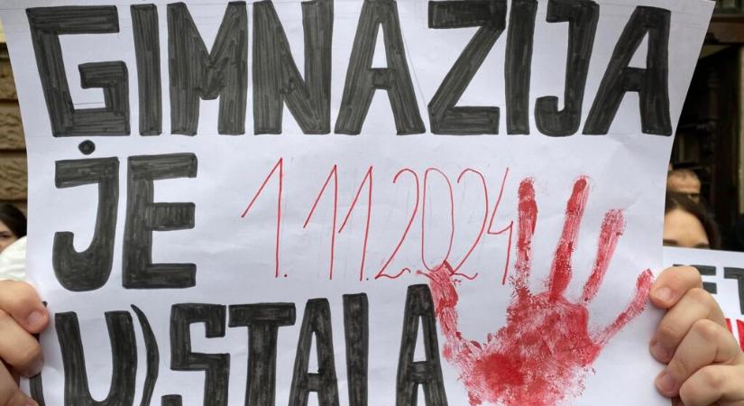 A tanév meghosszabbítása miatt tüntetnek a középiskolások