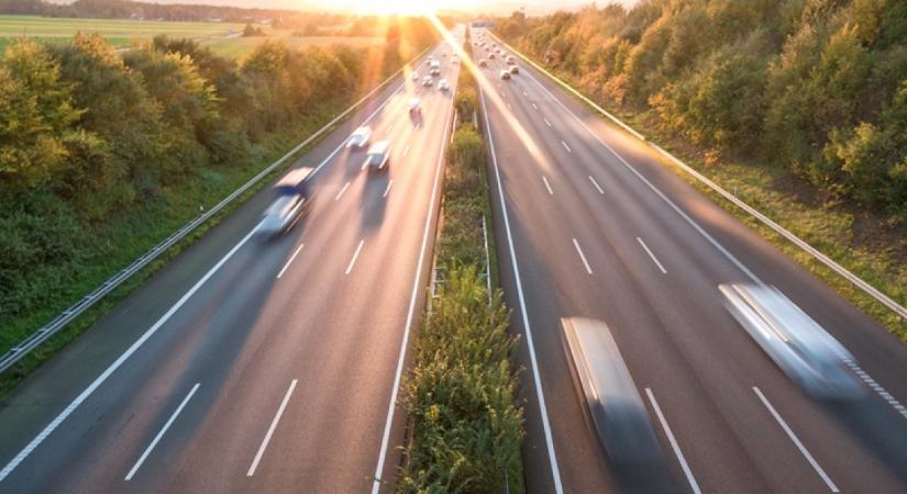 Ezért ne húzd le soha teljesen a kocsi ablakát az autópályán: komoly baja is lehet a járműnek, ha mégis így teszel