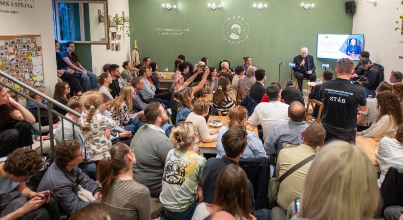 Erdő Péter: XIV. Leó pápa nem a klasszikus amerikai ideológiát vallja