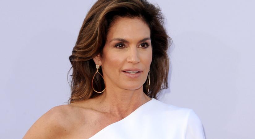 Cindy Crawford édesanyja ma is lenyűgöző formában van, a modell egyértelműen tőle örökölte a szépségét