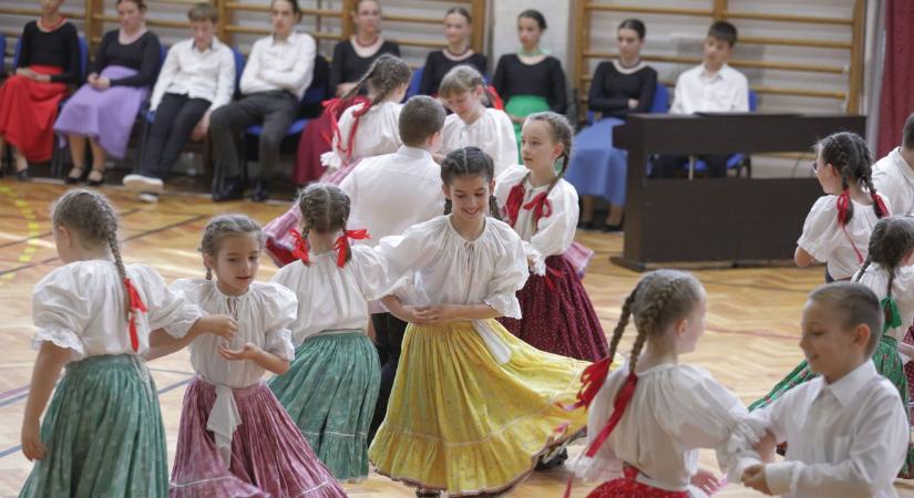 Tavaszi Zsongás a Jáky tornatermében, vendégszerepelt a Munkácsy iskola