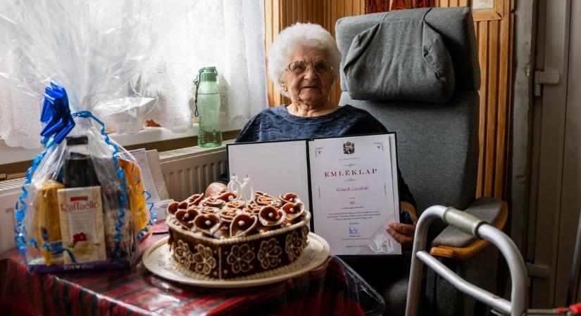 A 90 éves Ilonka nénit köszöntötték Ajkán