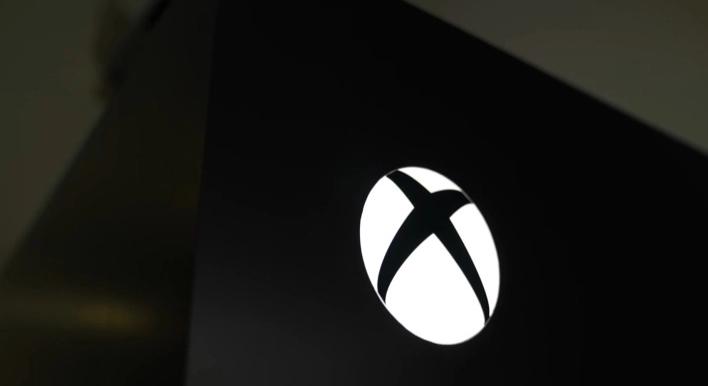 Új Xbox Series S/X kontrollert jelentettek be, méghozzá elég feltűnő színben