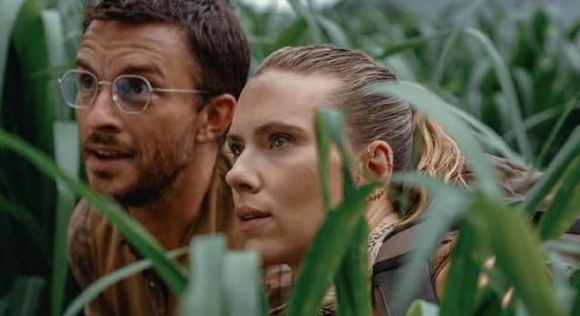 Scarlett Johansson dinókra vadászik, a rajongók pedig bébi raptoros popcorn vödörre