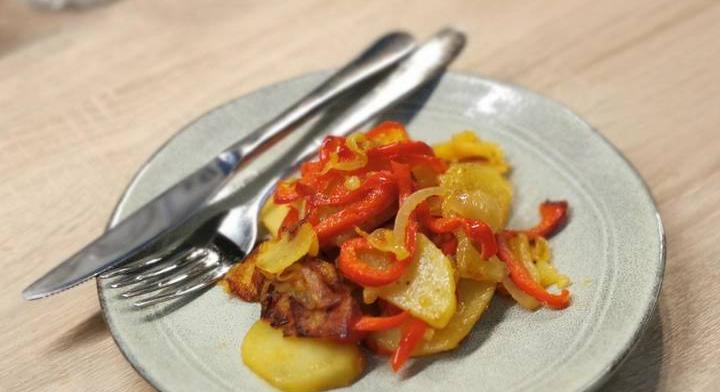Egyserpenyős pirult krumpli: sült paprika színesíti