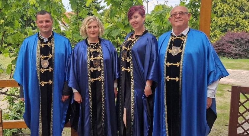 Az országos borrend szövetség tagjai közé kerültek az enyingiek