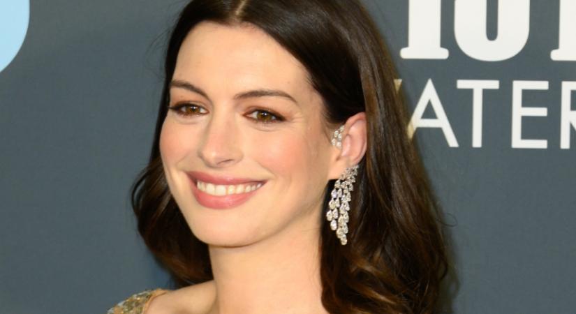 Anne Hathaway szokatlan színt választott a falra nappalijában: neked hogy tetszik?