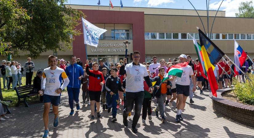 A béke útja Oroszlányon át – lángot fogott a város szíve