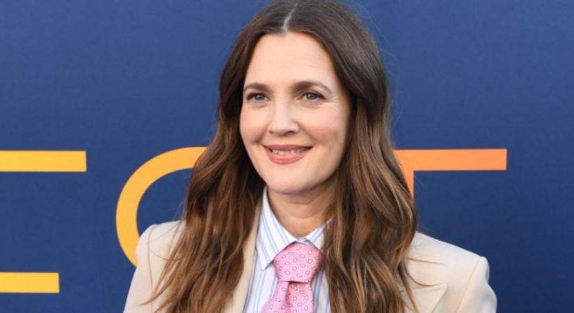 Sosem gondoltad volna, hogy újjáéled ez a régi hagyomány – konyhai eszközökből készült dekor Drew Barrymore nappalijában