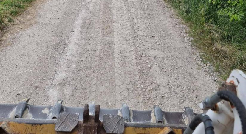 Befejeződött a salakozás a Nyár utcában, de folytatódik az útfelújítás a településen