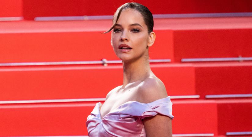 Palvin Barbara ismét bebizonyította, hogy ő a cannes-i filmfesztivál királynője: káprázatos ruhakölteményben tündökölt
