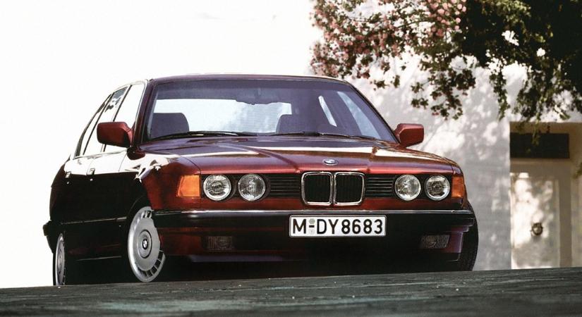 40 éves BMW, 250 km/órával? Íme a videó!