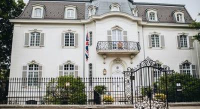 Ahol megfordult II. Erzsébet, Diana hercegné és a Queen is – 100 éves a brit nagyköveti rezidencia épülete