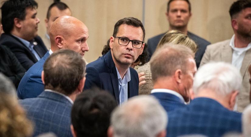 DK: Miért nem szólaltak fel a Tisza Párt európai parlamenti képviselői az átláthatósági törvény vitáján?