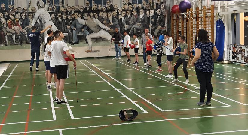 Fogyatékossággal élő gyerekek ismerkedtek a sportág alapjaival a debreceni vívóklubban