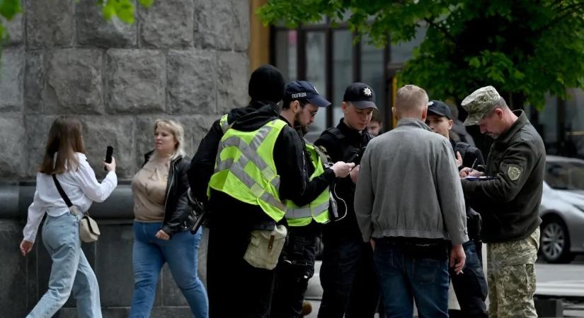 Halál, erőszak, bántalmazások – Minden határon túlmegy az ukrajnai kényszertoborzás?