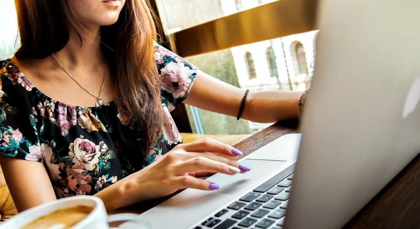 Továbbtanulás helyett gyors karrier: egyre több érettségizett fiatal választja ezeket a rövid online képzéseket
