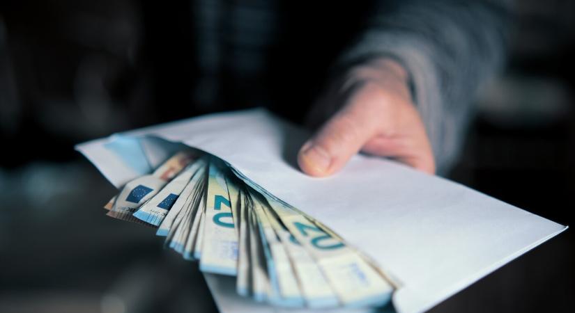 Jóváhagyta a kormány: 800 eurós bónuszt kapnak a közalkalmazottak