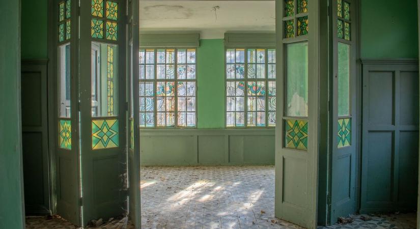 Szokatlan üvegfestmények, régies tapéták: így fest egy eldugott, arisztokrata villa - Galéria