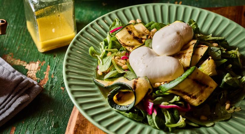Grillezett cukkinisaláta mozzarellával