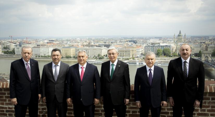 A nap képe: türkökkel feszített Orbán Viktor a Karmelita erkélyén