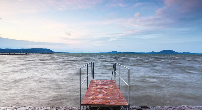Feszül a helyzet a Balatonnál: nekiestek az illegális stégeknek, de most megállt a bontás