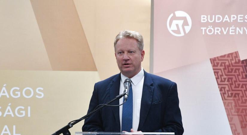 Egy törvényszéki elnök nem javasolja a beosztottjainak, hogy részt vegyenek egy bírói függetlenségről szóló workshopon