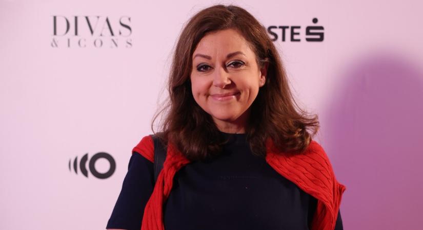 Erdélyi Mónika kipipálta Pisát