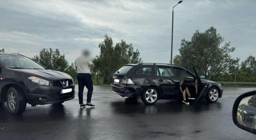 Hármas karambol a 4-esen, Debrecennél