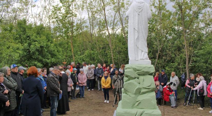 Gyalogtúrával érkeztek a Jézus-szobor-avatóra