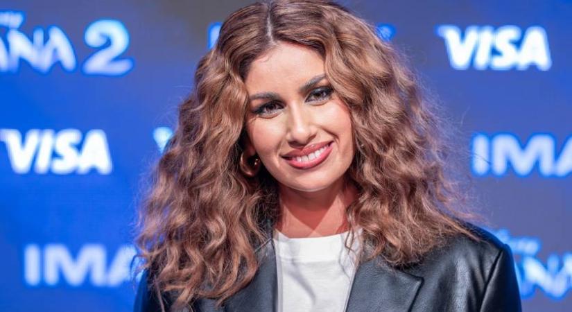 Radics Gigi nőies idomain feszült a bőrmini: combokat is villantott