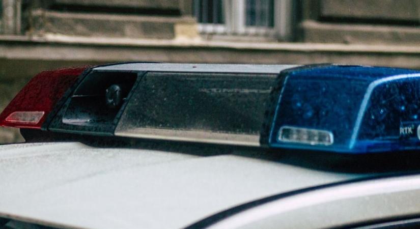 Mentő és rendőr a Tömörkény előtt, egyelőre homály fedi az esetet