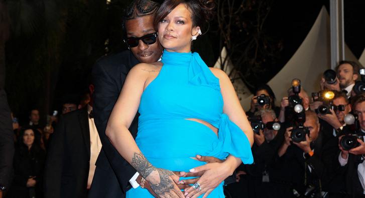 Nem sokat bízott a fantáziára Rihanna, kivágott ruhában mutatta meg gömbölyődő pocakját